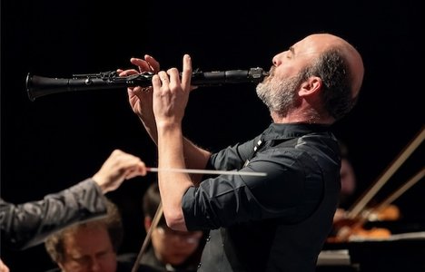 Guest artist Kinan Azmeh playing the clarinet