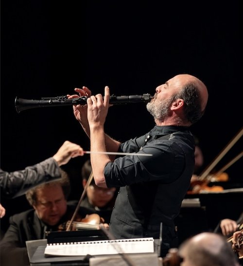 Guest artist Kinan Azmeh playing the clarinet