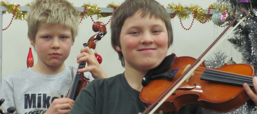 Keegan and Taegen Isaac playing their violins