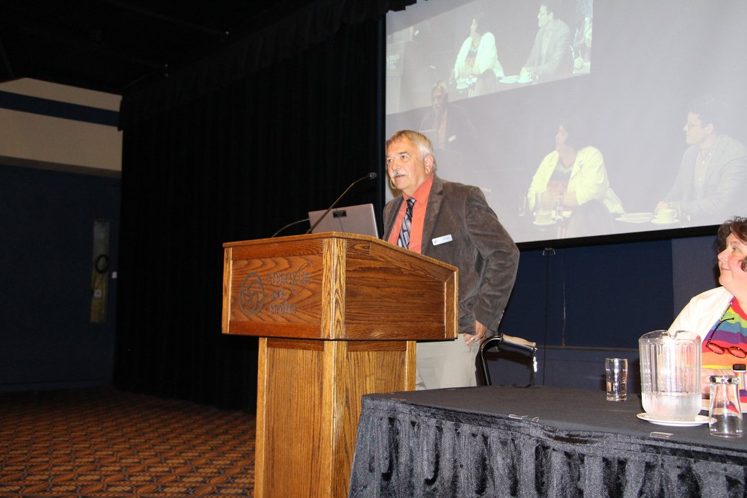 A photo of Board candidate Les Oystryk at the AGM.